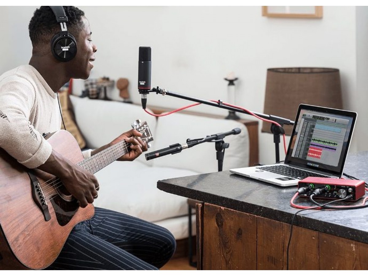 Focusrite 2i2 Studio 3rd Gen – комплект для звукозаписи