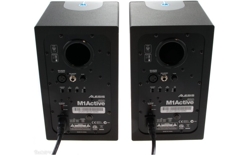 ALESIS M1 ACTIVE 520 двухполосные активные студийные мониторы
