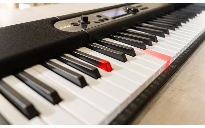 CASIO LK-S450 - синтезатор с подсветкой клавиш