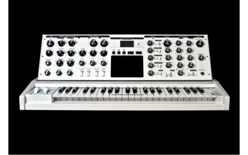 Moog Minimoog Voyager Performer Edition White аналоговый синтезатор, 44кл