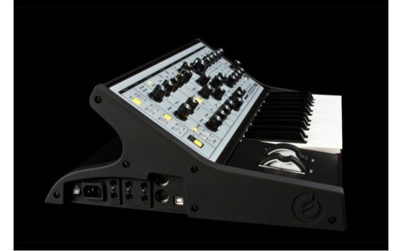 Moog Sub Phatty аналоговый синтезатор, 25кл