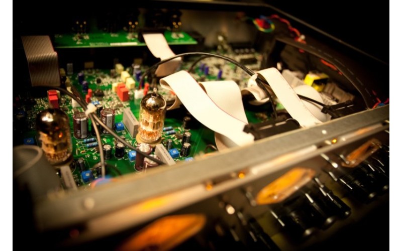 Universal Audio 4-710d 4-х канальный гибридный предусилитель с 8-канальным АЦП